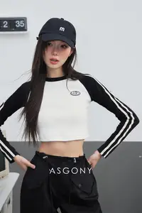 在飛比找Yahoo!奇摩拍賣優惠-AsGony長袖圓領T恤女秋季新款設計感小眾別致絕美露肚臍短