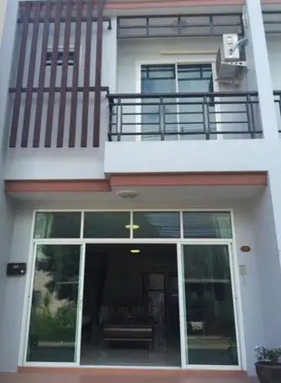 克拉比城睡眠 8 號酒店 - 附廚房Krabi Town Sleeps 8 with Kitchen