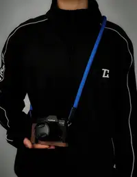 在飛比找Yahoo!奇摩拍賣優惠-原創軟經典紅灰藍相機掛繩真皮肩帶相機背帶交叉縫線真皮相機繩