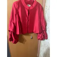 在飛比找蝦皮購物優惠-紅色緞面澎澎袖設計款短外套