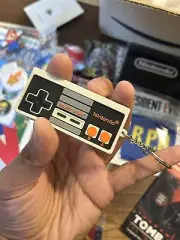 RARE 2003 OFFICIAL NINTENDO RETRO NES CONTROLLER KEYCHAIN KEYRING FOR COLLECTORS