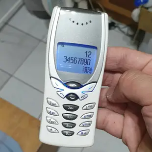 出清經典收藏 Nokia 8250  白色鋼琴烤漆  蝴蝶機  冷光螢幕  經典直立 2G手機 外觀近新 單手機 附電池