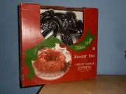 NEW WILLIAMS-SONOMA NORDIC WARE 12" X-MAS HOLIDAY WREATH BUNDT CAKE PAN MOLD