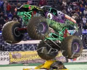 GRAVE DIGGER MONSTER TRUCK RUNNING ON TRACK 8X10 GLOSSY PHOTO #4R
