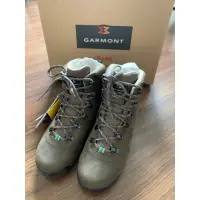 在飛比找蝦皮購物優惠-GARMONT 女款GoreTex中筒健行鞋。登山鞋。城市綠