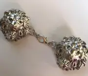 Lion cloak clasp with chain in silver metal screw on style