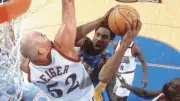 Los Angeles Lakers Kobe Bryant taking layup vs Philadelphia 76ers - Old Photo 1