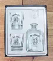Jack Daniels - Decanter + 2 Whiskey Glasses Set - Cameo Label - 8452