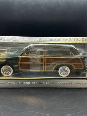 [Motorcity]Ford Custom Woddy Wagon 福特木紋老爺車模型 1/18綠