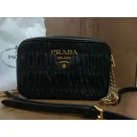 在飛比找蝦皮購物優惠-[二手] PRADA 普拉達 金屬logo 抓皺小羊皮 斜揹