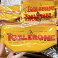 在飛比找蝦皮購物優惠-Toblerone三角造型化妝收納包、瑞士三角牛奶巧克力