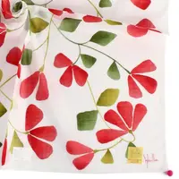 在飛比找momo購物網優惠-【Sybilla】優雅花藤純綿帕巾領巾(紅花/白色)