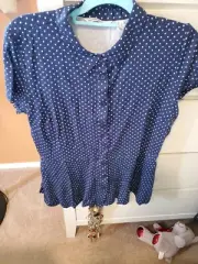 ISSAC MIZRAHI WOMENS SIZE L POLKA DOT KNIT FRONT BUTTON PEPLUM TOP NAVY NEW