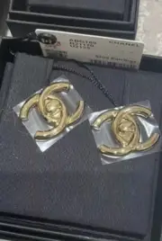 New 25A Chanel Gold Large CC Logo Turnlock Earrings