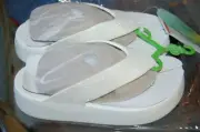 WOMEN'S CROCS WHITE SHIMMER GETAWAY PLATFORM FLIP FLOP SANDAL 6 NEW NWT SOLD OUT