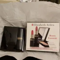 在飛比找蝦皮購物優惠-Elizabeth Arden 口紅，粉底整組全新