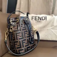 在飛比找PopChill優惠-[二手] Fendi 經典老花水桶包 近全新