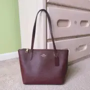 NWT COACH Fiona Zip Tote Bag CW395