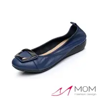 在飛比找momo購物網優惠-【MOM】真皮單鞋 坡跟單鞋/真皮簡約方扣小坡跟超軟底單鞋(