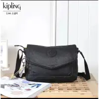 在飛比找蝦皮購物優惠-Kipling 翻蓋款斜背包（現貨）黑色