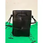 BOTTEGA VENETA MINI CROSSBODY BUCKET 黑 皮革編織水桶包