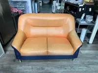 在飛比找Yahoo!奇摩拍賣優惠-吉田二手傢俱❤橘色雙人皮沙發 客廳沙發 臥室沙發 書房沙發 