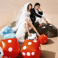 在飛比找樂天市場購物網優惠-影樓婚紗海邊拍攝道具充氣骰子情侶搞怪個性網紅拍照PVC彩色篩