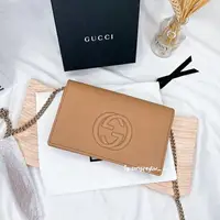 在飛比找樂天市場購物網優惠-歐美代購 台灣現貨 Gucci 浮雕logo WOC包 斜背