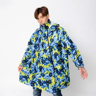 UPON雨衣-(短版)Double背包雙拉鍊斜開連身雨衣-塗鴉迷彩 風衣雨衣  一件式雨衣 獨家設計 斜開式背包雨衣