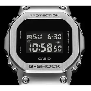 CASIO卡西歐G-SHOCK GM-5600-1經典的方型錶殼金屬質感輕巧貼合手腕舒適錶帶43.2mm