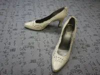在飛比找Yahoo!奇摩拍賣優惠-Christian Dior 迪奧高級真皮鏤空中跟鞋 USA