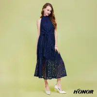 在飛比找momo購物網優惠-【HONOR 山形屋】蕾絲圓領挖肩綁帶後簍空雙釦洋裝