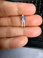 Resin 1/87 Diorama Hands in Pocket Girl Scene Props Miniature Figure Doll Toys