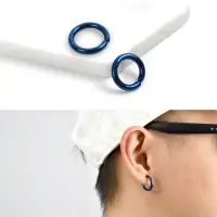 在飛比找momo購物網優惠-【玖飾時尚】男生耳環 藍極光圓圈鋼耳夾(夾式耳環)