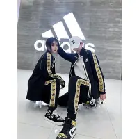 在飛比找Yahoo!奇摩拍賣優惠-現貨熱銷-Adidas愛迪達套裝三葉草串標男女開衫外套條紋拼