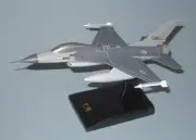 USAF General Dymanics F-16 Falcon Desk Top Display 1/48 Jet Model SC Airplane
