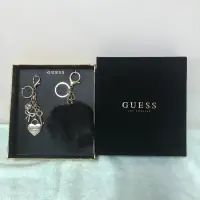 在飛比找蝦皮購物優惠-GUESS  LOGO鑰匙圈 水鑽愛心 毛球 吊飾禮盒