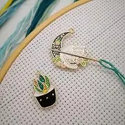 Moon Cat and Potted Plants Needle Minder Magnetic for Cross Stitch, Flower Cat Magnetic Needle Nanny for Embroidery Needlework，Needlework and Embroidery Accessories（2 PCS）