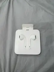 Genuine APPLE Wired EarPods W/Lightning Connector Microphone & Volume - New
