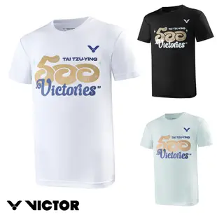 【VICTOR 勝利體育】戴資穎500勝紀念T-shirt(T-TTY500 A/C/G 漂白/黑/碧水綠)