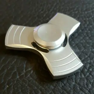 三角方指尖陀螺 Fidget HandSpinner 優質培林高速滾輪軸軸承 方賓士 鋁合金 練平衡感 解壓陀螺療癒陀螺