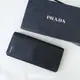 [現貨] PRADA 皮夾 立體銀LOGO防刮拉鍊長夾 8055009839085