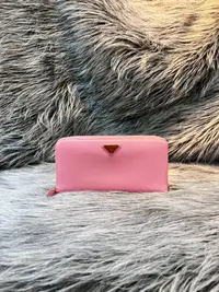 在飛比找Yahoo!奇摩拍賣優惠-PRADA 1ML506 粉色 牛皮 三角牌 拉鍊夾 零錢包
