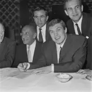 Billy Walker signs a contract for a fight with Brian London 1960s OLD PHOTO