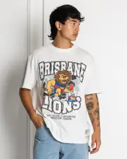 [Mitchell & Ness] Mitchell & Ness Men's Brisbane Lions Character T-Shirt in Vintage White Size Medium M Vintage White