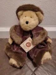 Boyd's Brown Bears medium size with mistletoe on foot coat hat pants RN 102646