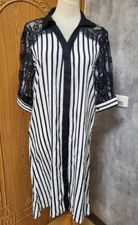 在飛比找Yahoo!奇摩拍賣優惠-正韓 黑白直條紋拼接蕾絲袖造型洋裝