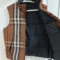 在飛比找PopChill優惠-[二手] Burberry 經典菱格紋雙面羽絨背心