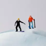 2PC Figures 1:64 Scale Colorful Skiing Sports Miniatures Snowfield Model