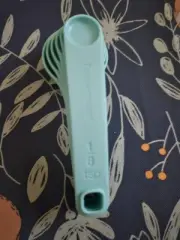 Tupperware Measure Mates Curved Measuring Spoons Set of 6 in Ice Cream Mint